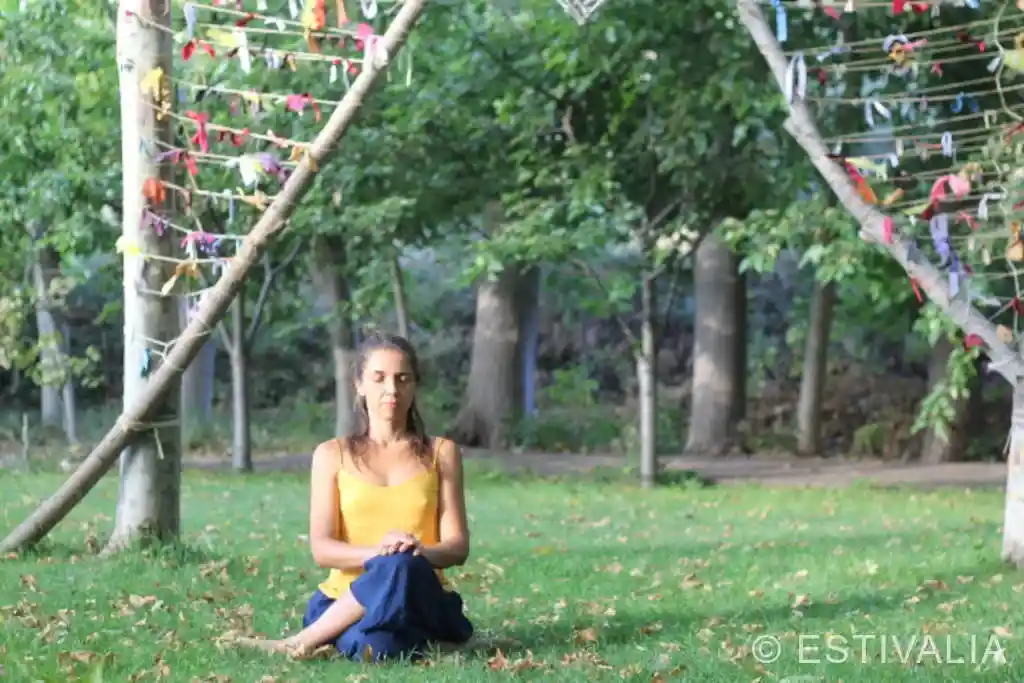 mujer meditando estivalia